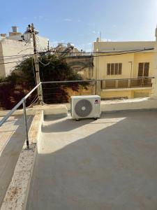 un aire acondicionado sentado al lado de un estacionamiento en Villa Vella - 2 Bedroom House Gozo, en Taʼ Abram