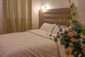 Postel nebo postele na pokoji v ubytování Hôtel Des Lilas