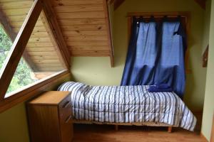 Una cama o camas en una habitación de Cómoda cabaña El Castaño en el centro de V.l.A