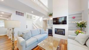 salon z niebieską kanapą i kominkiem w obiekcie 7621 Huntington Villas w mieście Hilton Head Island