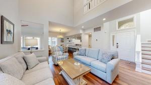 een woonkamer met een bank en een tafel bij 7621 Huntington Villas in Hilton Head Island