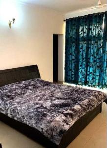 Een bed of bedden in een kamer bij SPOT ON Royal Inn