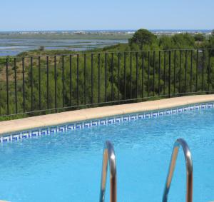 Bazén v ubytování Maison avec logement indépendant piscine privée et vue mer nebo v jeho okolí