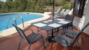 Bazén v ubytování Maison avec logement indépendant piscine privée et vue mer nebo v jeho okolí