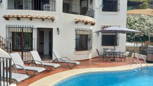 Bazén v ubytování Maison avec logement indépendant piscine privée et vue mer nebo v jeho okolí