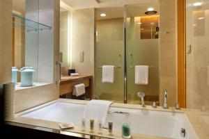Bathroom sa Crowne Plaza Yichang, an IHG Hotel