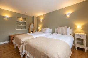 מיטה או מיטות בחדר ב-Coxswains House 4