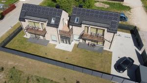 Una vista aérea de una casa con paneles solares. en SALIA KOPU 2, en Klaipėda