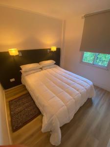 Tempat tidur dalam kamar di Departamento en calle Arístides, mejor zona turística