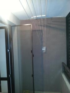 ducha con puerta de cristal y techo en Apartment Nova, en Burgas