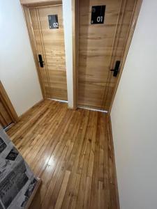 ein leeres Zimmer mit einer Holztür und Holzböden in der Unterkunft ATIPICO in Cuenca