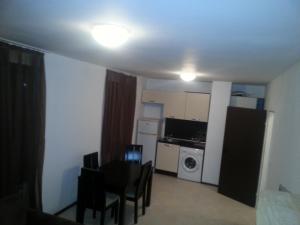 ブルガスにあるApartment Novaのキッチン、ダイニングルームが備わる小さなアパートメントです。 +13枚の写真