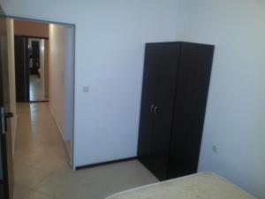 un armario negro en una habitación con espejo en Apartment Nova, en Burgas