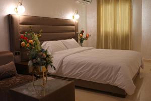 Postel nebo postele na pokoji v ubytování Hôtel Des Lilas