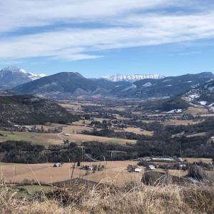 uitzicht op een vallei met bergen op de achtergrond bij Le Village in Selonnet