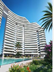 d'un grand bâtiment avec une piscine dans l'établissement Apartamento con vistas en Gran Canet, à Canet d'En Berenguer