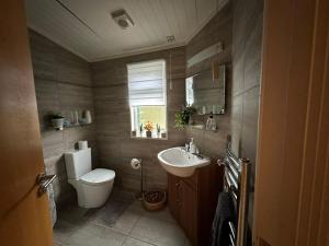 Ramintoul Lodge في Glendevon: حمام مع مرحاض ومغسلة