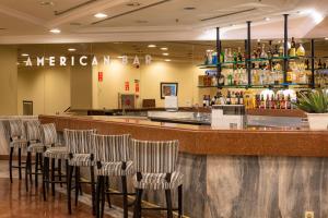 um bar com cadeiras alinhadas num restaurante em Monreale Plus Midtown Campinas em Campinas
