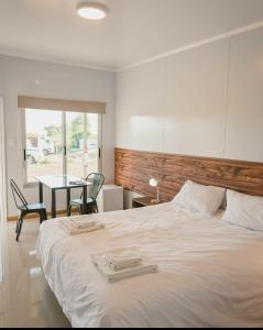 孔奇亞斯的住宿－HOTEL CONCHILLAS，一间卧室配有一张床,上面有两条毛巾