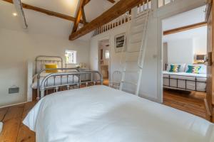 1 dormitorio con 1 cama blanca en una habitación en Jasmine Cottage 4 en South Creake