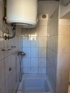 ein Badezimmer mit einer Badewanne und einem Waschbecken in der Unterkunft Holiday home Ante in Žirje