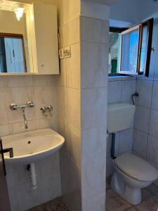 ein Bad mit einem WC und einem Waschbecken in der Unterkunft Holiday home Ante in Žirje