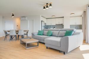 a living room with a couch and a table at Banana Tree in Câmara de Lobos