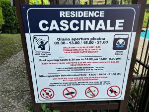 um sinal numa cerca que diz catástrofe de residência em Chalet Garda em Peschiera del Garda