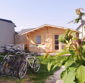 un grupo de bicicletas estacionadas frente a una casa en Le Cottage OneHeart en Saverne