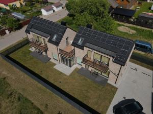una vista aérea de una casa con paneles solares. en SALIA KOPU 2, en Klaipėda
