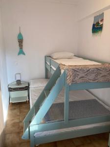 מיטה או מיטות קומותיים בחדר ב-Garden Apartment