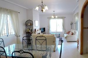 ein Wohnzimmer mit einem Sofa und einem Tisch in der Unterkunft Beautifully presented 5 bedroom villa with WIFI in Alicante