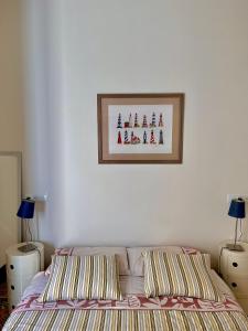 a bedroom with a bed and a picture on the wall at Apartamento Tramuntana de Portbou in Portbou