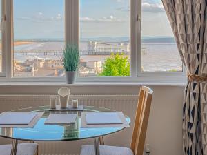 Una mesa en una habitación con vistas al océano en Timbertop Suites - Adults Only, en Weston-super-Mare
