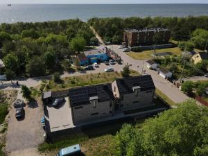 una vista aérea de un edificio con aparcamiento y el océano en SALIA KOPU 2, en Klaipėda