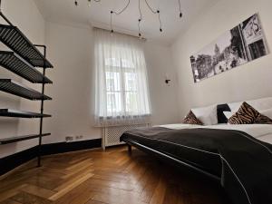 ein Schlafzimmer mit einem Bett und einer Treppe darin in der Unterkunft Historical Luxury Homes - Stadtvilla in Freiburg im Breisgau