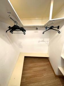 een kamer met twee paraplu's op een muur bij Relaxing Room in Spacious House in Londen