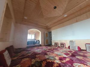 een grote kamer met een groot tapijt op de vloer bij OYO Home Jabeena Homestay 