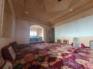 duży pokój z dużym dywanem na podłodze w obiekcie OYO Home Jabeena Homestay 