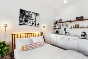Voodi või voodid majutusasutuse Aawanui Studio Suite.ʻoluʻolu komo toas