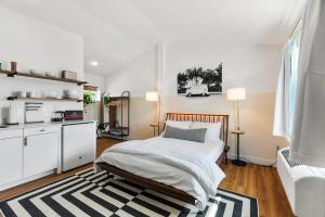 Köök või kööginurk majutusasutuses Aawanui Studio Suite.ʻoluʻolu komo