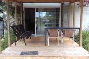 a screened in porch with a table and chairs at T3 saisonnier - Frouge 46400 Autoire - Lot in Autoire +2 photos