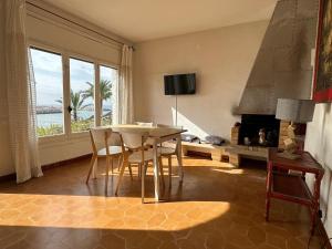 Televízia a/alebo spoločenská miestnosť v ubytovaní Apartment ROC SANT GAÏTA - SEAFRONT View - PORT AVENTURA