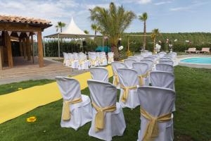 un set para una boda con sillas blancas y una piscina en Hotel Un lugar en la Vecilla en Dueñas