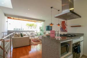 Fantastic 2BR with private pool in Barranco في ليما: مطبخ مع كونتر توب وغرفة معيشة