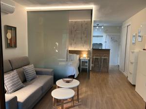 Kuchyňa alebo kuchynka v ubytovaní HORTENSIA Suite Puerto Banus