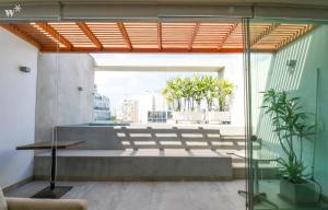 Fantastic 2BR with private pool in Barranco في ليما: غرفة مع مقعد أمام النافذة