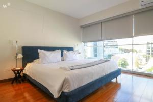 Fantastic 2BR with private pool in Barranco في ليما: غرفة نوم بسرير كبير مع نافذة كبيرة