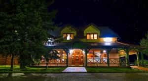 une maison éclairée la nuit dans l'établissement Hotel Moja Čarda, à Temerin