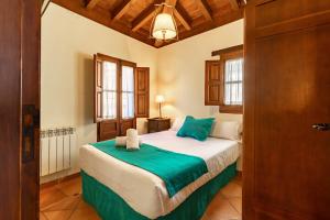 1 dormitorio con 1 cama grande en una habitación en Charminghomesgranada Apartamento Río Genil, en Granada